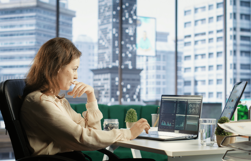 You are currently viewing Why Professional Traders in Dubai Are Switching to Advanced Global Platforms Amid Regional Market Uncertainty