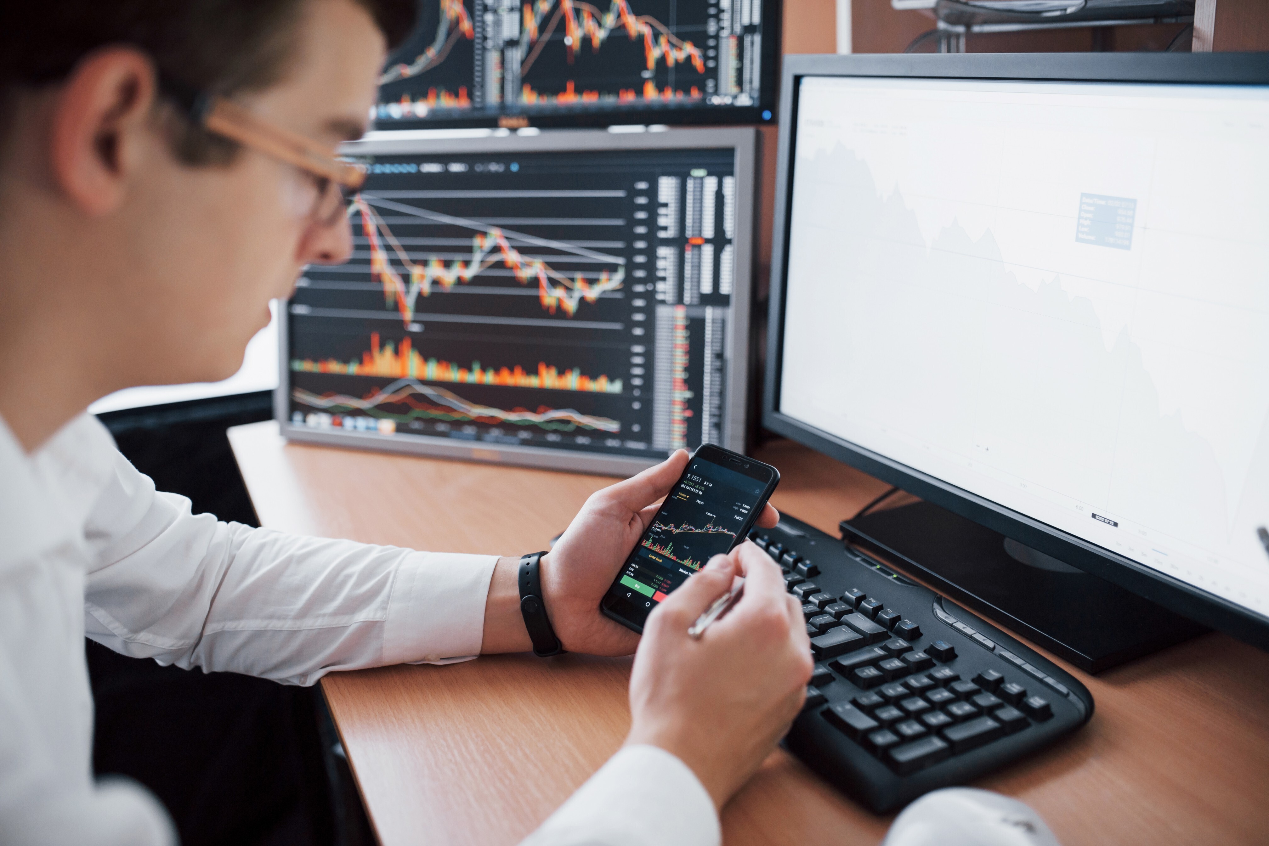 You are currently viewing How 24/7 Trading Trends Shift Investor Behavior and How VPFX Supports Traders